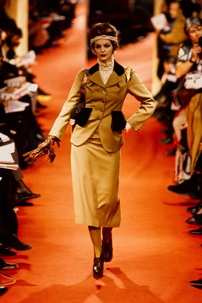 Look 10